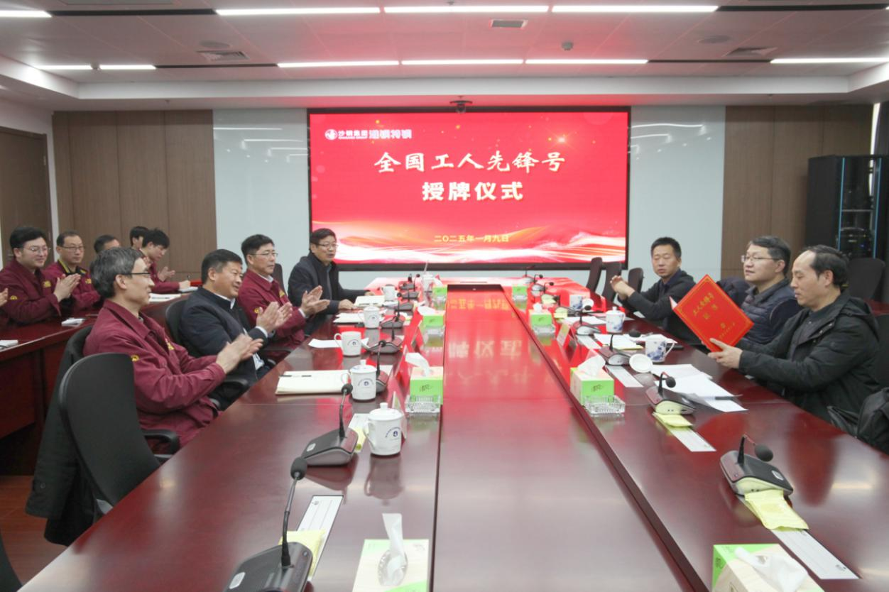 省机冶石化工会主任张旭海来淮钢开展新春送温暖活动